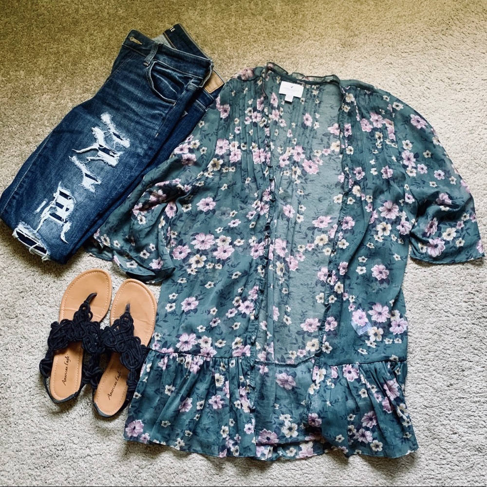 American Eagle Sage Green Floral Kimono